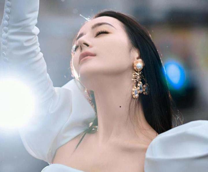 女性颈部长痣代表什么