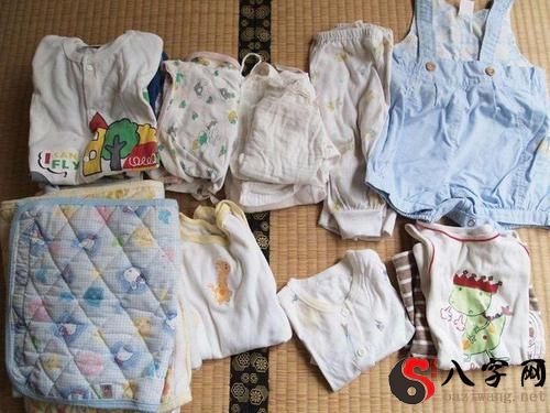 梦见自己选择旧衣服