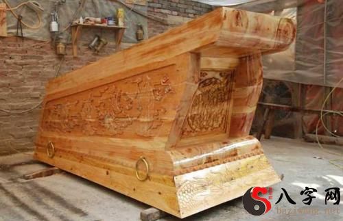 梦见自己看到棺材了