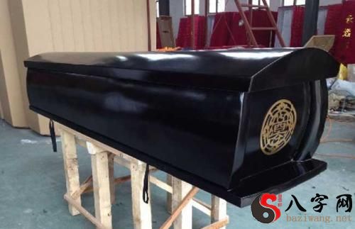 梦见自己躺进棺材里