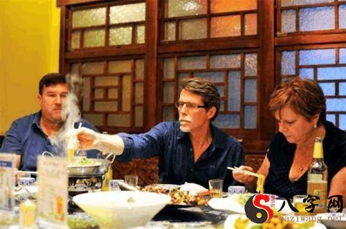 梦见和认识的人吃饭