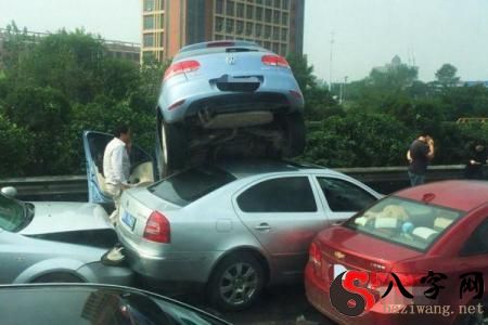 梦见开车出车祸