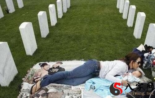 梦见独自睡在坟地