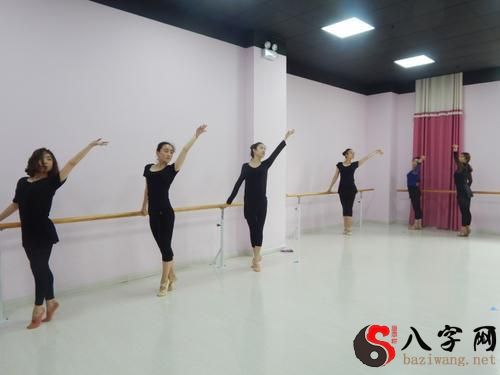 梦见自己和别人排练舞蹈