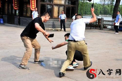 梦见别人拿刀砍人